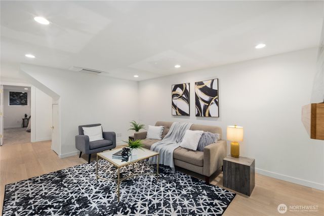 2518 36th Avenue W, Seattle, WA 98199