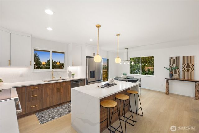 2518 36th Avenue W, Seattle, WA 98199