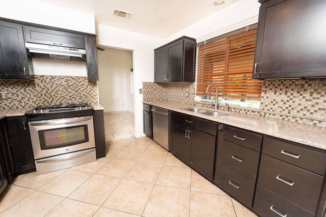 1480 Heritage Avenue W, Porterville, CA 93257