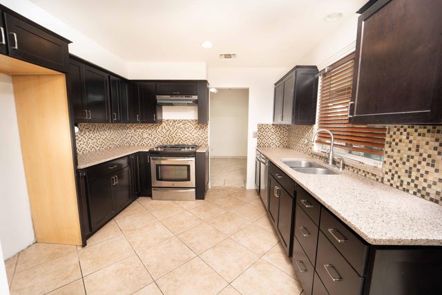 1480 Heritage Avenue W, Porterville, CA 93257