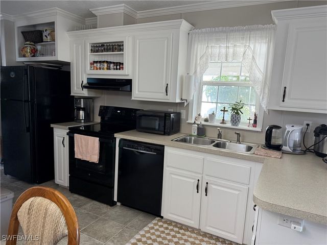 25 Bass LN, Naples, FL 34114