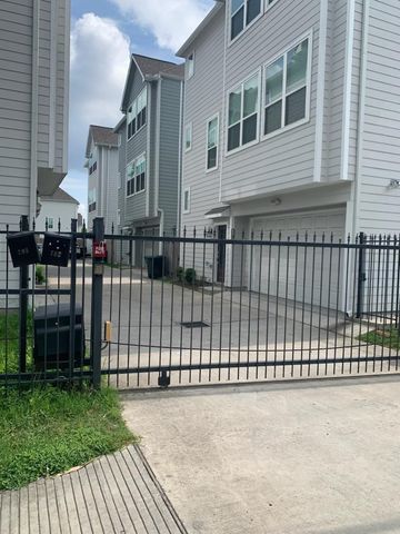 709 Link Road, Houston, TX 77009