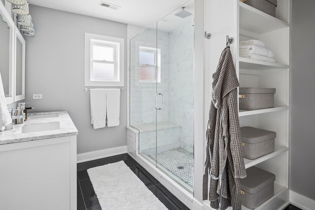 5215 W Pensacola Avenue, Chicago, IL 60641