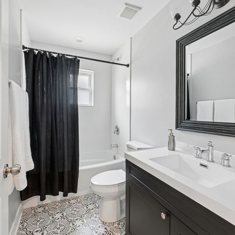 5215 W Pensacola Avenue, Chicago, IL 60641