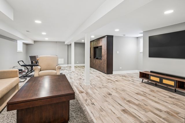 5215 W Pensacola Avenue, Chicago, IL 60641