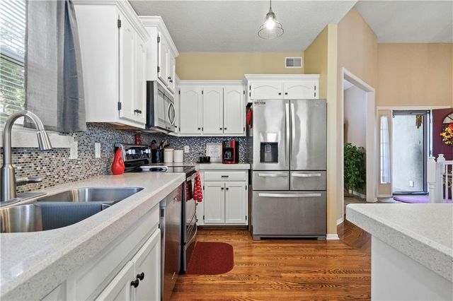 3912 SW Chatham Drive, Lee's Summit, MO 64082