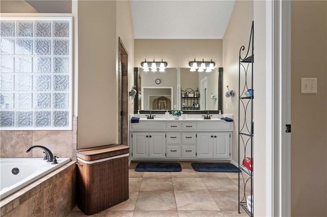 3912 SW Chatham Drive, Lee's Summit, MO 64082