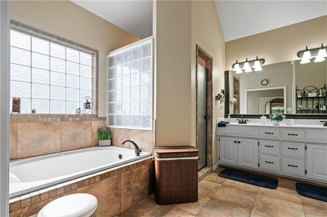 3912 SW Chatham Drive, Lee's Summit, MO 64082