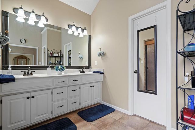 3912 SW Chatham Drive, Lee's Summit, MO 64082