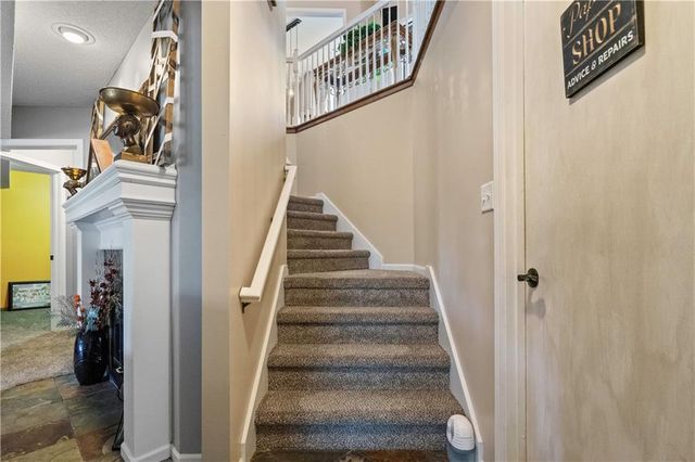 3912 SW Chatham Drive, Lee's Summit, MO 64082