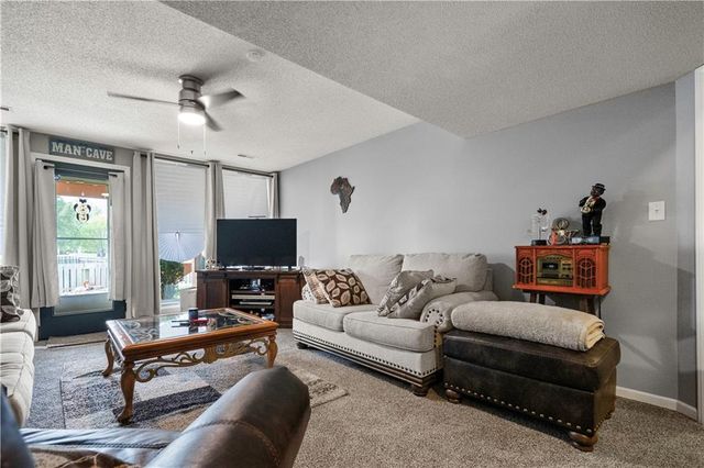 3912 SW Chatham Drive, Lee's Summit, MO 64082