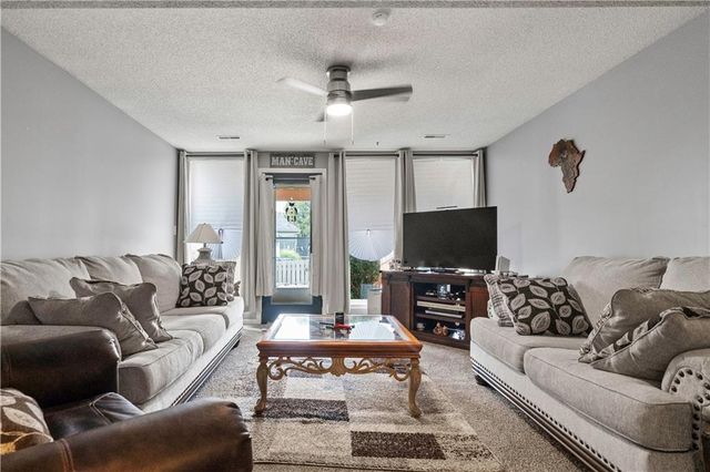 3912 SW Chatham Drive, Lee's Summit, MO 64082