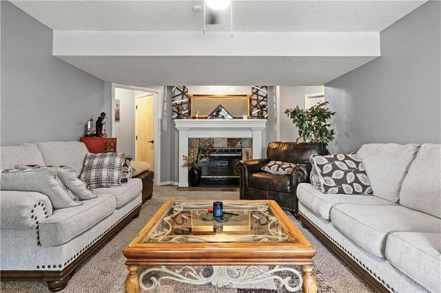 3912 SW Chatham Drive, Lee's Summit, MO 64082