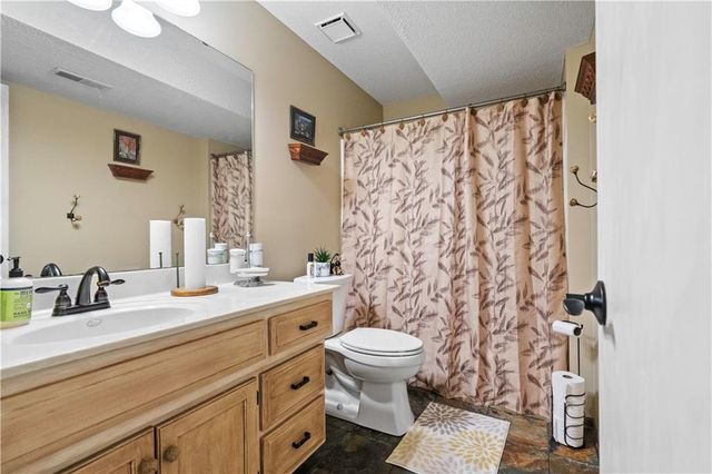 3912 SW Chatham Drive, Lee's Summit, MO 64082