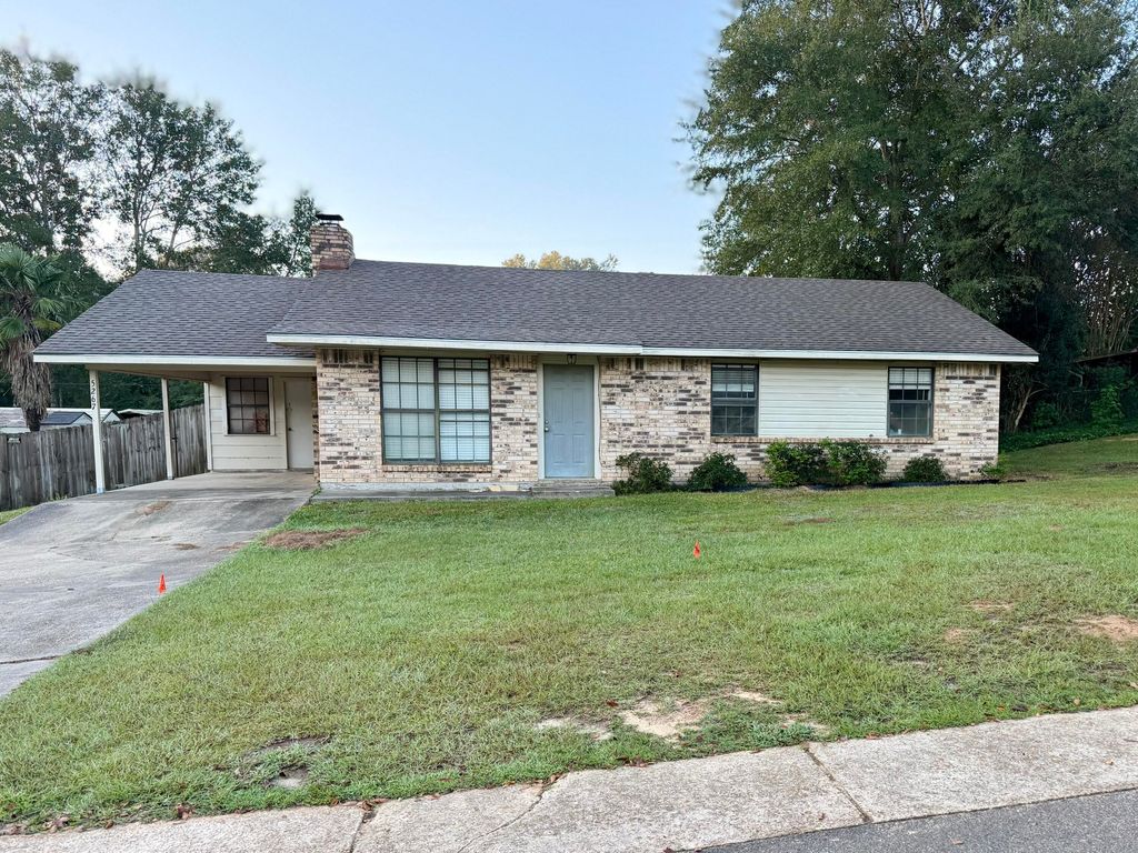 5276 Carla St, Deridder, LA 70634