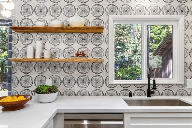 5914 Thornhill Drive, Oakland, CA 94611