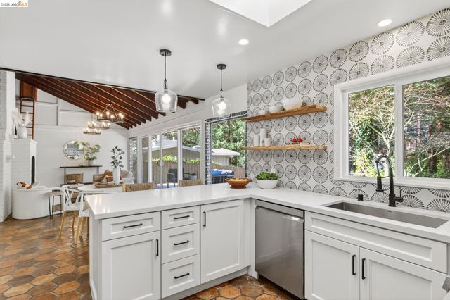 5914 Thornhill Drive, Oakland, CA 94611