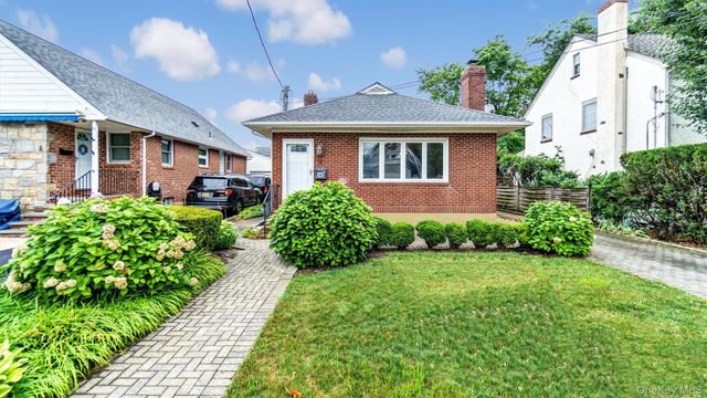 11 Nova Road, Bayville, NY 11709