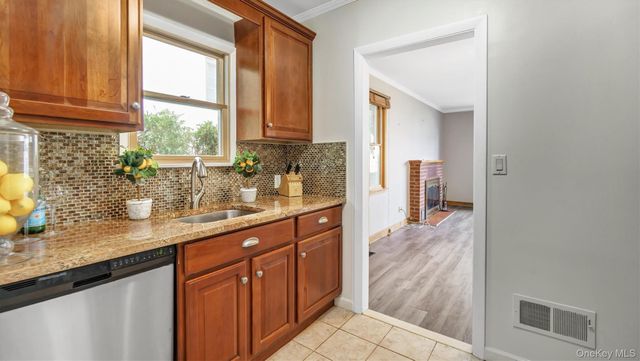 11 Nova Road, Bayville, NY 11709