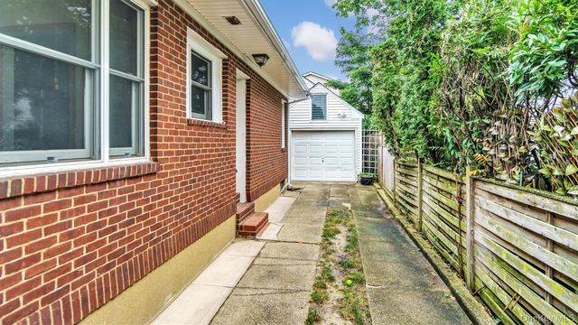 11 Nova Road, Bayville, NY 11709