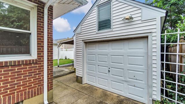 11 Nova Road, Bayville, NY 11709