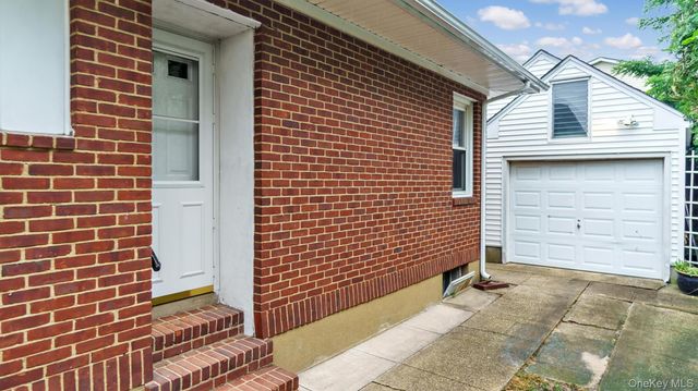 11 Nova Road, Bayville, NY 11709