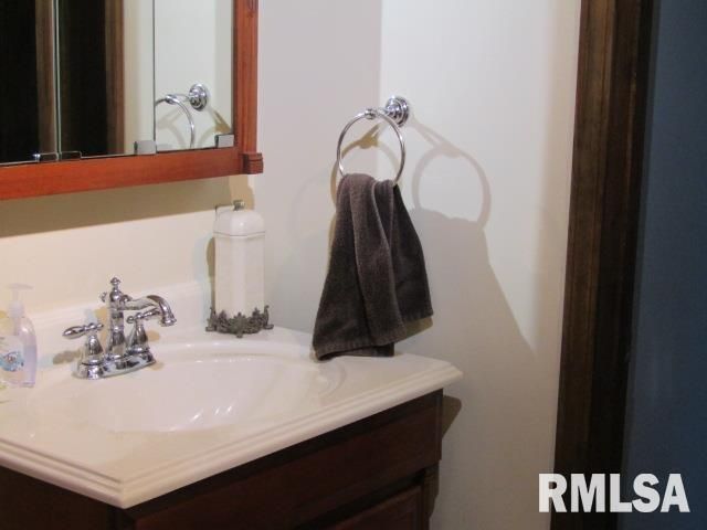 195 E MARKET Street, Elizabethtown, IL 62931