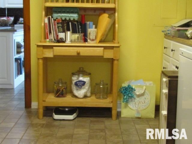 195 E MARKET Street, Elizabethtown, IL 62931