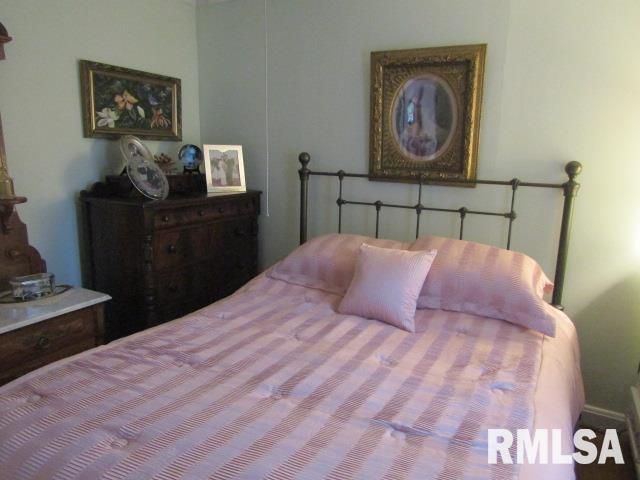 195 E MARKET Street, Elizabethtown, IL 62931