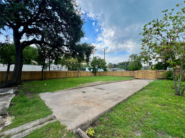 2402 49th Street, Galveston, TX 77551