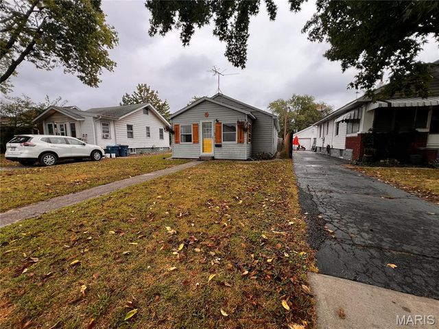 71 Carstens Avenue, Wood River, IL 62095