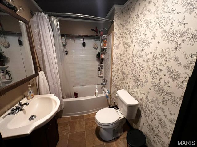 71 Carstens Avenue, Wood River, IL 62095