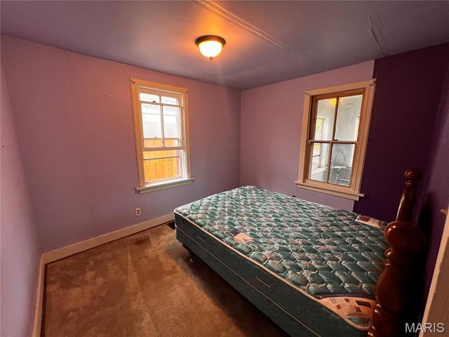 71 Carstens Avenue, Wood River, IL 62095