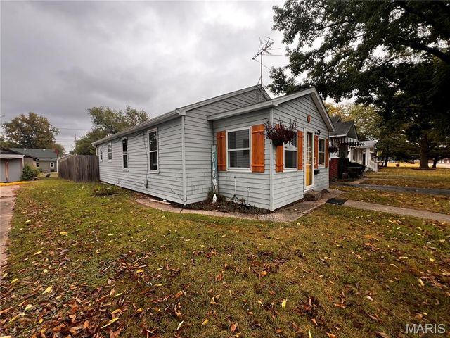 71 Carstens Avenue, Wood River, IL 62095