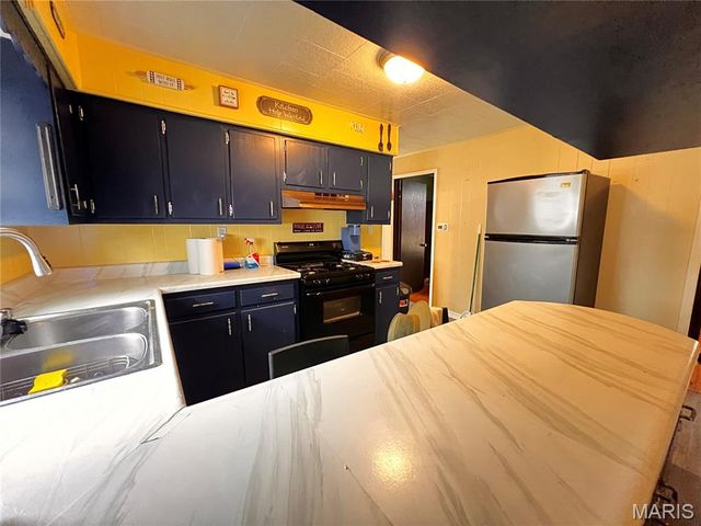 71 Carstens Avenue, Wood River, IL 62095