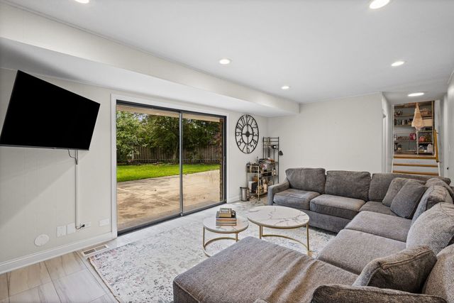 219 W Appletree Lane, Arlington Heights, IL 60004