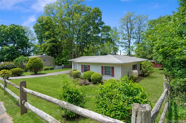 14 Campus Drive, Farmingville, NY 11738