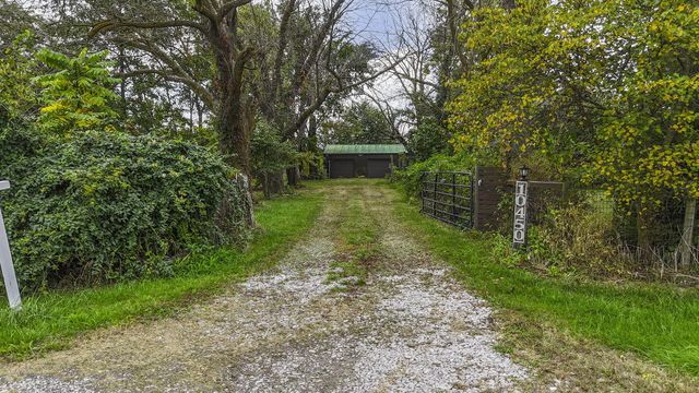 10450 E HWY CC, Centralia, MO 65240