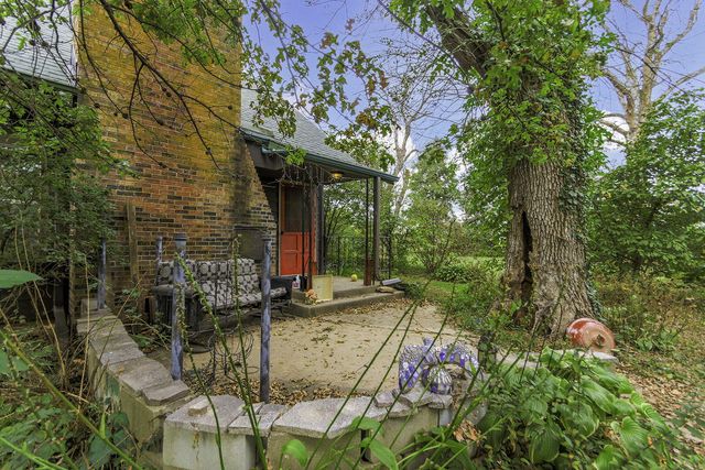 10450 E HWY CC, Centralia, MO 65240