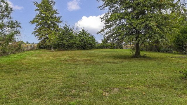 10450 E HWY CC, Centralia, MO 65240