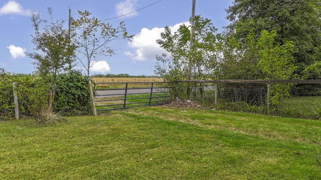 10450 E HWY CC, Centralia, MO 65240