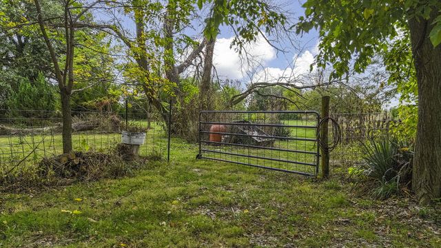 10450 E HWY CC, Centralia, MO 65240