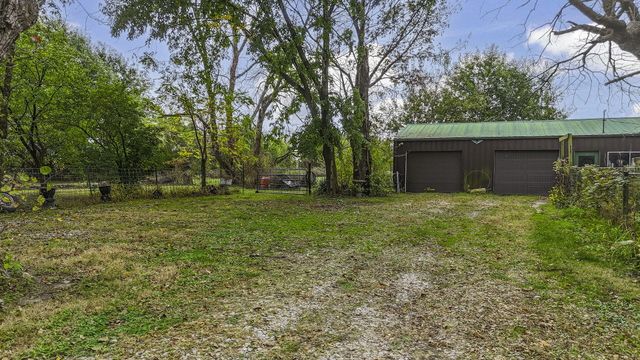 10450 E HWY CC, Centralia, MO 65240