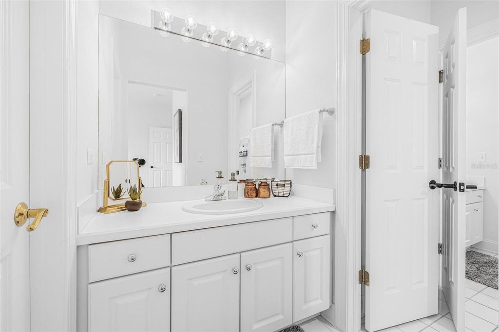 Image 32 of property listing at 313 INNER HARBOUR CIRCLE, Tampa, FL 33602