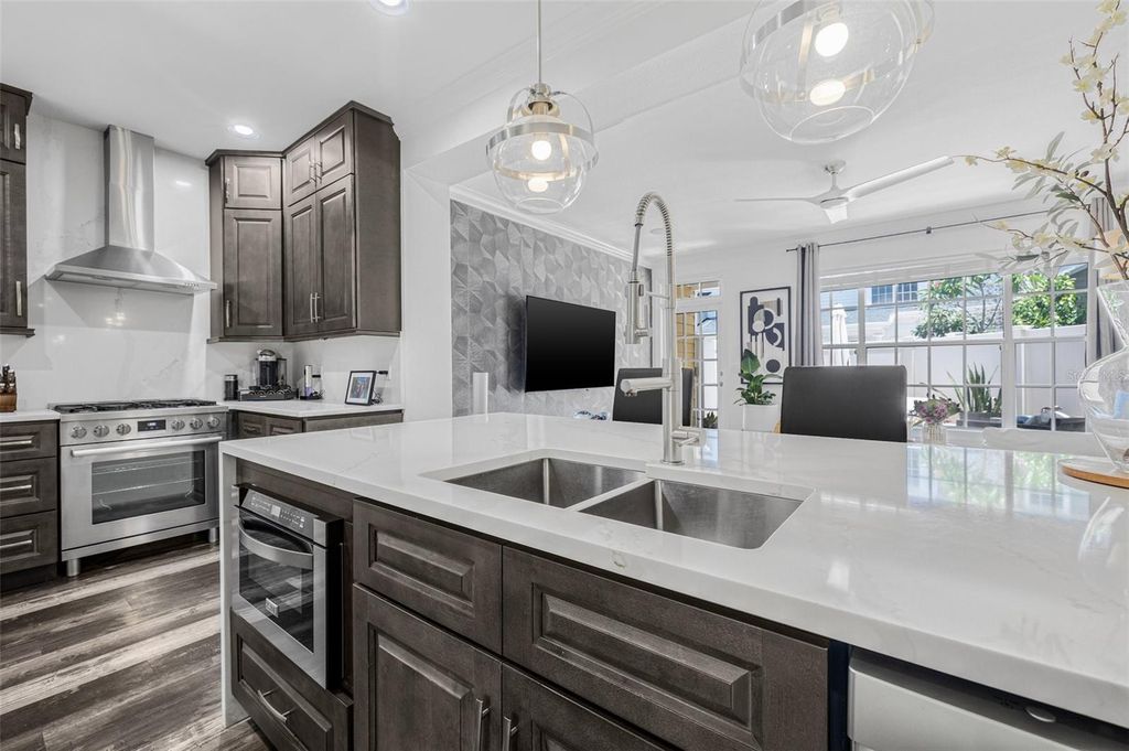 Image 7 of property listing at 313 INNER HARBOUR CIRCLE, Tampa, FL 33602