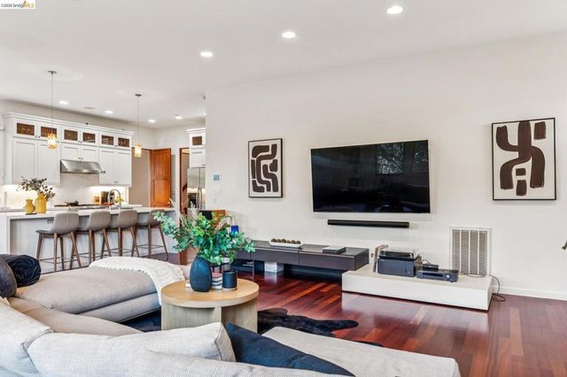 13454 Campus Dr, Oakland, CA 94619