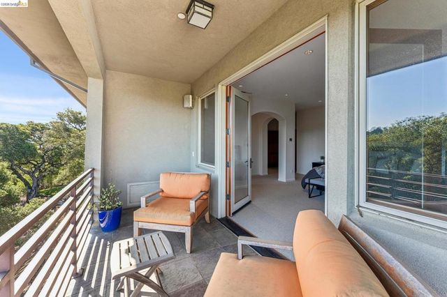 13454 Campus Dr, Oakland, CA 94619
