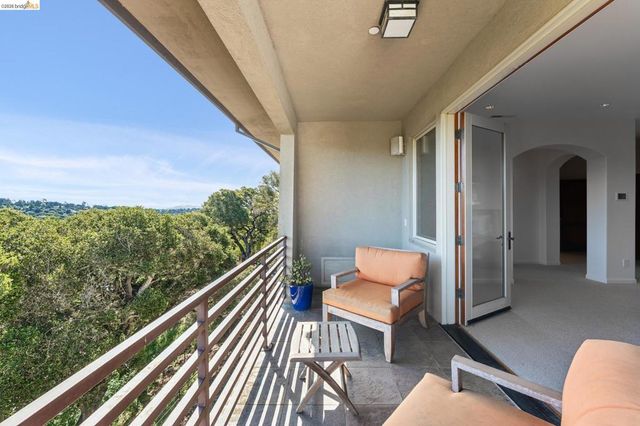 13454 Campus Dr, Oakland, CA 94619