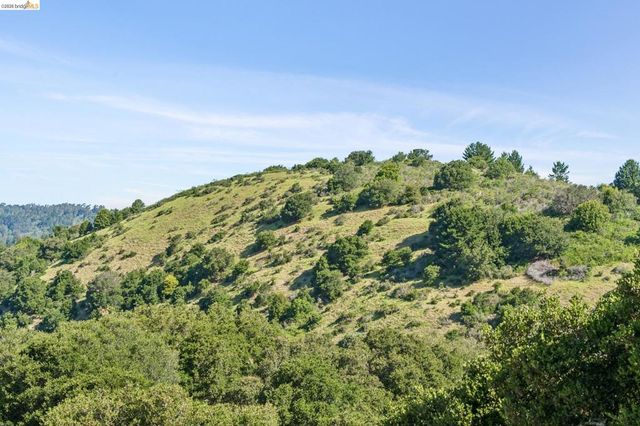 13454 Campus Dr, Oakland, CA 94619