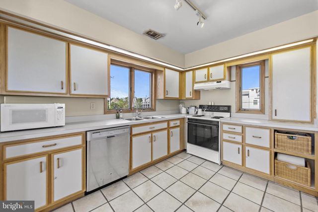 402 CENTRAL AVE, Barnegat Light, NJ 08006